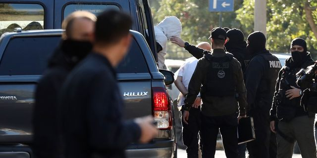 ΜΕΤΑΓΩΓΗ ΣΤΟΝ ΑΝΑΚΡΙΤΗ ΤΩΝ 8 ΣΥΛΛΗΦΘΕΝΤΩΝ ΤΟΥΡΚΩΝ ΤΟΥ ΚΥΚΛΩΜΑΤΟΣ ΔΙΑΚΙΝΗΣΗΣ ΟΠΛΩΝ ΚΑΙ ΝΑΡΚΩΤΙΚΩΝ