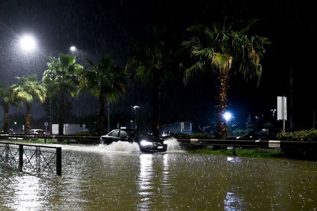 Το ανέμελο κολύμπι της ΕΥΔΑΠ στα βοθρολύματα της Αθηναϊκής Ριβιέρας