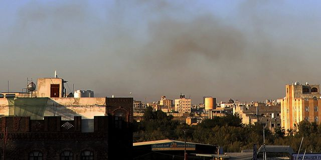 Καπνός υψώνεται πάνω από το αεροδρόμιο της Σανάα μετά την αεροπορική επίθεση του Ισραήλ