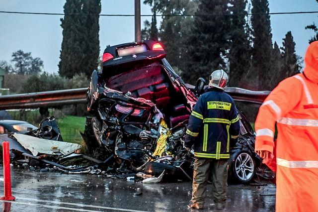 Σφοδρή μετωπική σύγκρουση αυτοκινήτου με λεωφορείο