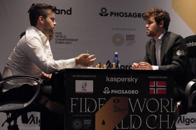 Ο Ian Nepomniachtchi και ο Magnus Carlsen