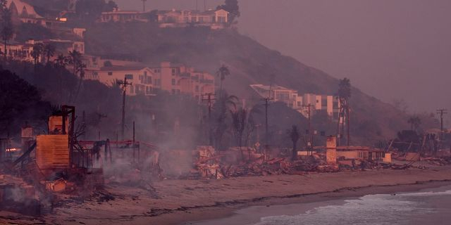 Παραθαλάσσια σπίτια στο Palisades καταστρέφονται από την πυρκαγιά