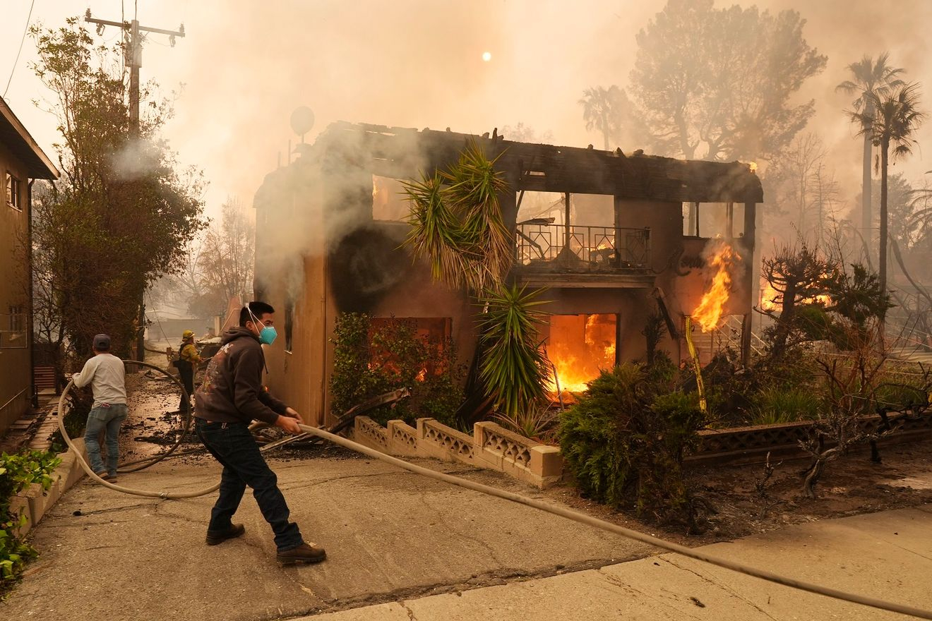 Σπίτια καίγονται στην Pasadena της Καλιφόρνια