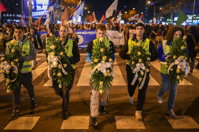 Νέοι μεταφέρουν στεφάνια με τα ονόματα των θυμάτων κατά τη διάρκεια διαμαρτυρίας στο Νόβι Σαντ της Σερβίας