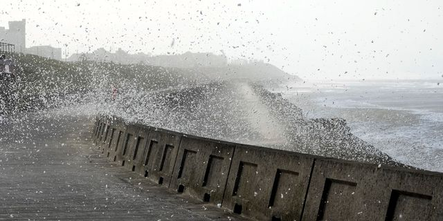 Η κακοκαιρία Έοουιν σαρώνει Ιρλανδία και Βρετανία – Χιλιάδες νοικοκυριά χωρίς ρεύμα