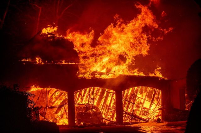 Λος Άντζελες: Ανεξέλεγκτη η πιο καταστροφική πυρκαγιά στην ιστορία της πόλης