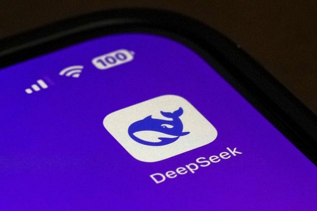 DeepseeK: Ο παγκόσμιος συγκλονισμός και ο μοναχικός Βαρουφάκης