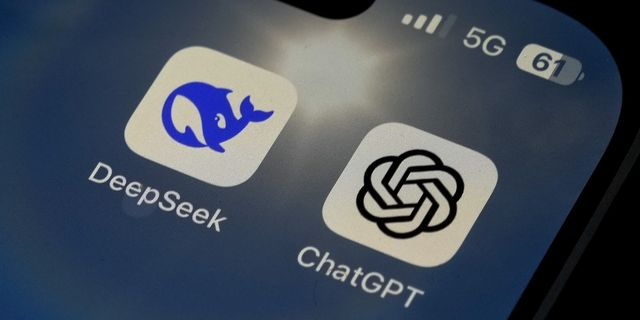 DeepSeek και ChatGPT