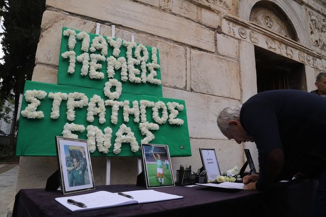 ΣΕ ΛΑΪΚΟ ΠΡΟΣΚΥΝΗΜΑ Η ΣΟΡΟΣ ΤΟΥ ΜΙΜΗ ΔΟΜΑΖΟΥ ΣΤΟ ΠΑΡΕΚΚΛΗΣΙ ΤΗΣ ΜΗΤΡΟΠΟΛΗΣ ΑΘΗΝΩΝ.