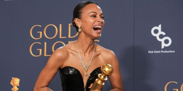 Η Zoe Saldana μετά την απονομή Χρυσής Σφαίρας για τον ρόλο της στην ταινία "Emilia Perez"