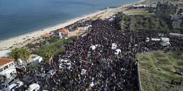 Εκτοπισμένοι Παλαιστίνιοι με τα υπάρχοντά τους στην οδό αλ Ρασίντ, περιμένουν να επιστρέψουν στα σπίτια τους στο βόρειο τμήμα της Γάζας