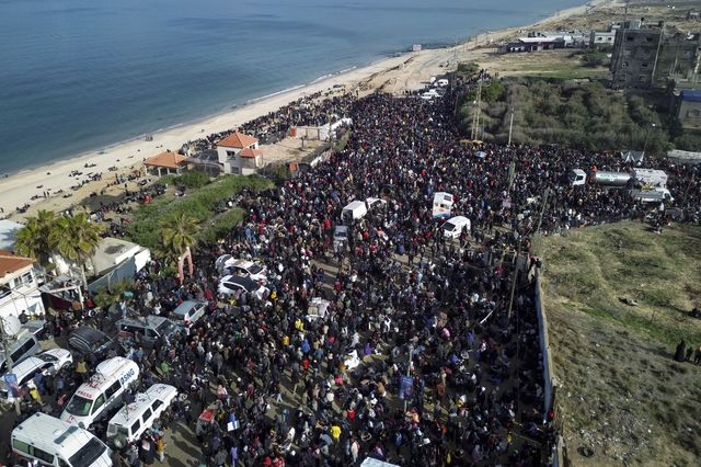 Εκτοπισμένοι Παλαιστίνιοι με τα υπάρχοντά τους στην οδό αλ Ρασίντ, περιμένουν να επιστρέψουν στα σπίτια τους στο βόρειο τμήμα της Γάζας