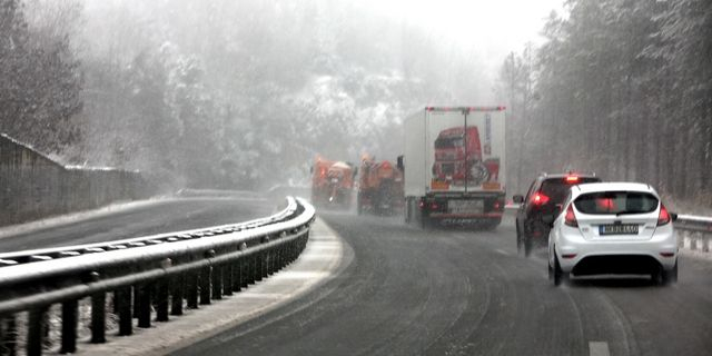 Κακοκαιρία: Στα “λευκά” σχεδόν η μισή χώρα – Ισχυρή καταιγίδα στην Αττική