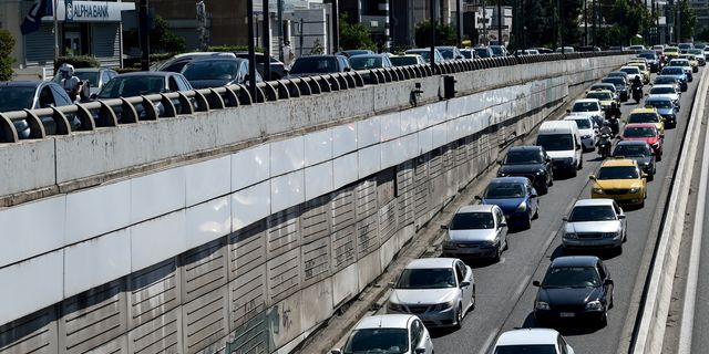 Κίνηση: Σύγκρουση φορτηγού με ΙΧ στην Κηφισίας – Μεγάλες καθυστερήσεις