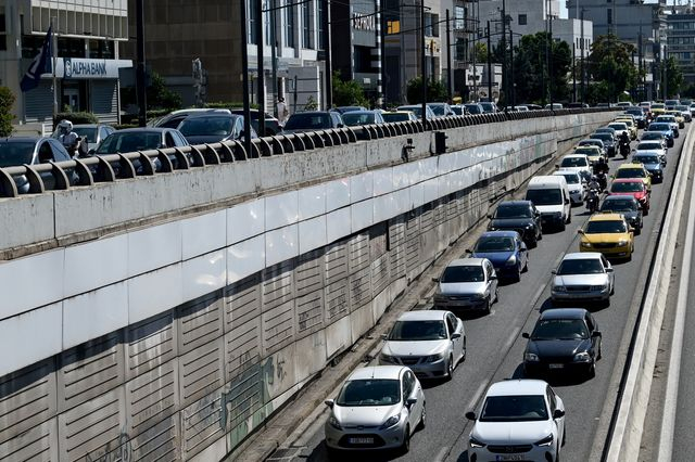 Κίνηση: Σύγκρουση φορτηγού με ΙΧ στην Κηφισίας – Μεγάλες καθυστερήσεις