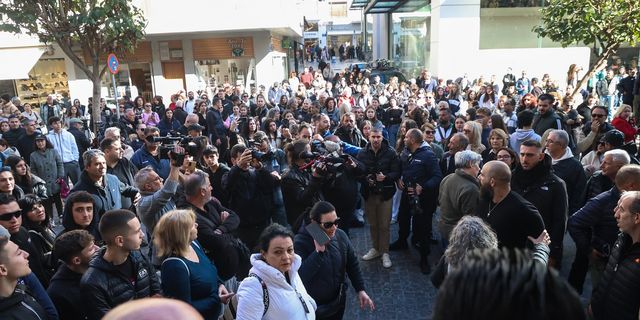 Κόσμος είναι συγκεντρωμένος στα δικαστήρια του Ηρακλείου Κρήτης κατά την διάρκεια της απολογίας της 26χρονης μητέρας και του 44χρονου συντρόφου της, για την κακοποίηση του 3χρονου παιδιού της πρώτης, Τετάρτη 29 Ιανουαρίου 2025.