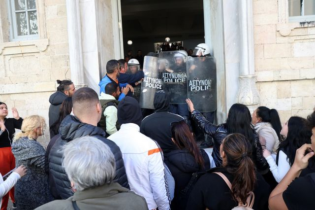 Κακοποίηση 3χρονου: Στη φυλακή ο υποκινητής των επεισοδίων έξω από τα δικαστήρια