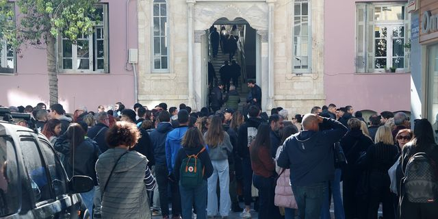 Πλήθος έξω από το Δικαστικό Μέγαρο Ηρακλείου την ημέρα της απολογίας των κατηγορουμένων για την κακοποίηση του 3χρονου αγοριού