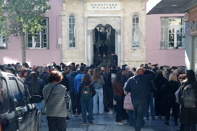 Πλήθος έξω από το Δικαστικό Μέγαρο Ηρακλείου την ημέρα της απολογίας των κατηγορουμένων για την κακοποίηση του 3χρονου αγοριού