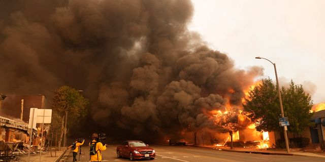 Τουλάχιστον πέντε νεκροί από την πυρκαγιά - Πάνω από 130.000 κλήθηκαν να εγκαταλείψουν τα σπίτια τους