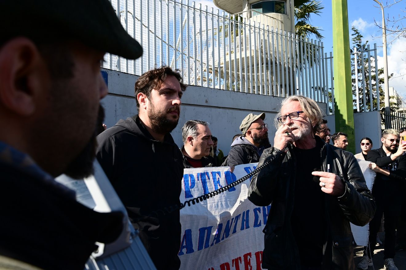 Συγκέντρωση διαμαρτυρίας έξω από το υπουργείο Προστασίας του Πολίτη από την Ένωση Φωτορεπόρτερ Ελλάδας (ΕΦΕ), για τον τραυματισμό του πρώην προέδρου της, Μάριου Λώλου, από τα ΜΑΤ στο συλλαλητήριο της περασμένης Κυριακής για τα Τέμπη