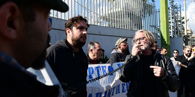 Συγκέντρωση διαμαρτυρίας έξω από το υπουργείο Προστασίας του Πολίτη από την Ένωση Φωτορεπόρτερ Ελλάδας (ΕΦΕ), για τον τραυματισμό του πρώην προέδρου της, Μάριου Λώλου, από τα ΜΑΤ στο συλλαλητήριο της περασμένης Κυριακής για τα Τέμπη