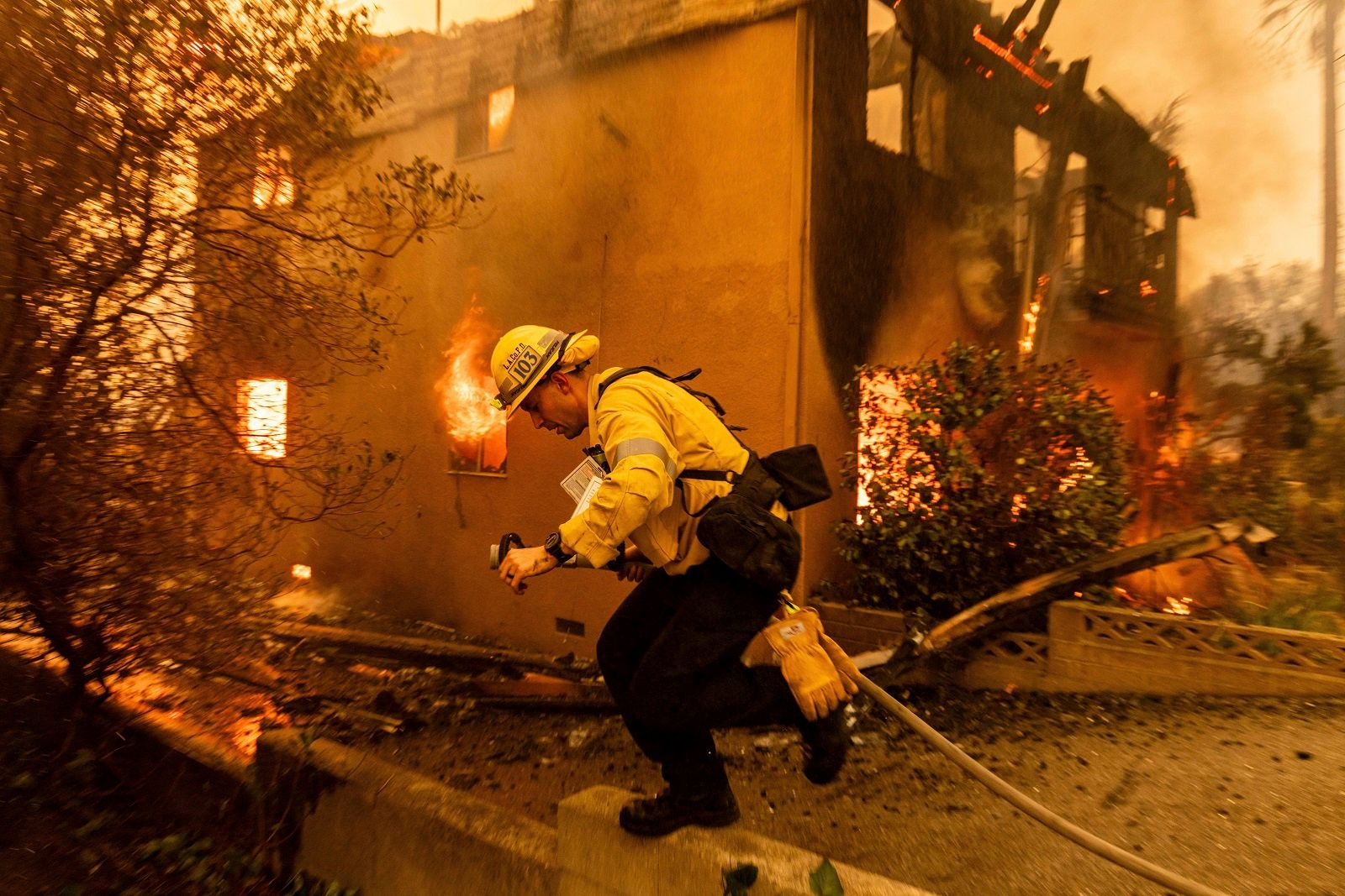 Πυροσβέστης στο μέτωπο της Eaton Fire