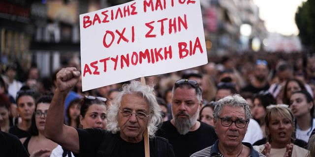 Ο πατέρας του Βασίλη Μάγγου σε διαδήλωση, κρατώντας πλακάτ κατά της αστυνομικής βίας