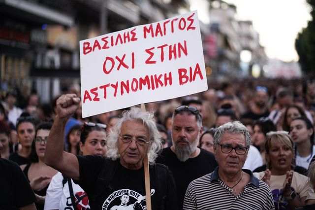 Ο πατέρας του Βασίλη Μάγγου σε διαδήλωση, κρατώντας πλακάτ κατά της αστυνομικής βίας