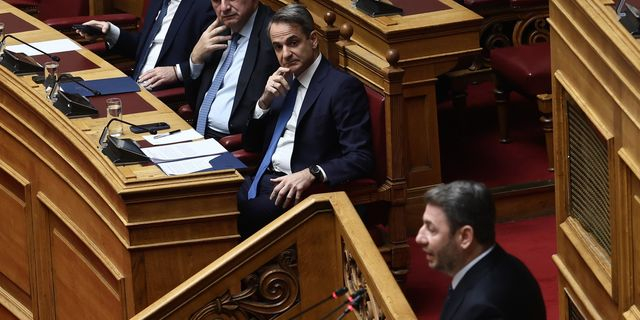 Μητσοτάκης – Ανδρουλάκης: Κόντρα για “γαλάζια ρουσφέτια” και… “ΠΑΣΟΚ, ωραία χρόνια”