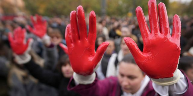 Στιγμιότυπο από διαδήλωση για τους 15 νεκρούς στον σιδηροδρομικό σταθμό του Νόβι Σαντ