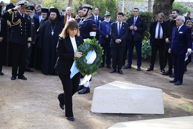 Κατάθεση στεφανιού από την Πρόεδρο της Δημοκρατίας Κατερίνα Σακελλαροπούλου, στο Μνημείο Ολοκαυτώματος, στο Θησείο, για την Ημέρα Μνήμης των Ελλήνων Εβραίων Μαρτύρων και Ηρώων του Ολοκαυτώματος, Δευτέρα 27 Ιανουαρίου 2025.