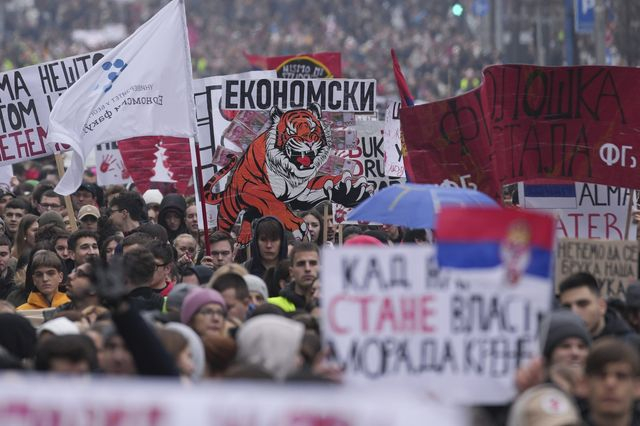 Μαζικές διαδηλώσεις στη Σερβία