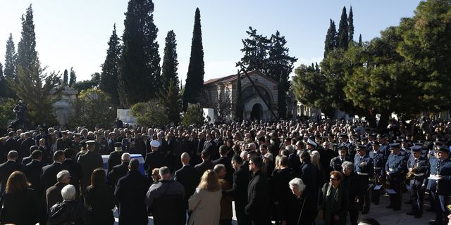 Συγκίνηση στο τελευταίο αντίο στον Κώστα Σημίτη