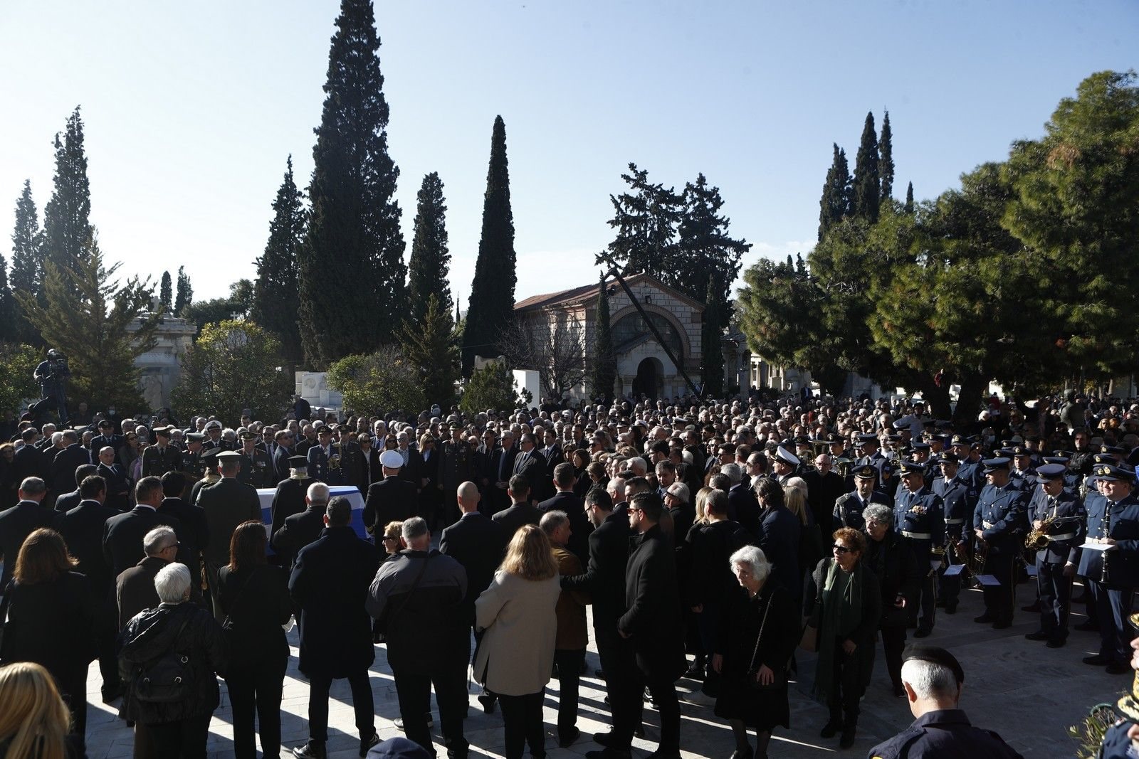 Συγκίνηση στο τελευταίο αντίο στον Κώστα Σημίτη – Έφτασε η πομπή στο Α' Νεκροταφείο