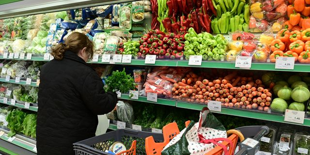 ΠΑΣΟΚ: Μεγεθυντικό φακό χρειάζονται οι καταναλωτές για να δουν τις μειώσεις στα τρόφιμα