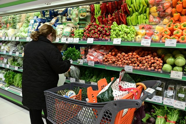 ΠΑΣΟΚ: Μεγεθυντικό φακό χρειάζονται οι καταναλωτές για να δουν τις μειώσεις στα τρόφιμα