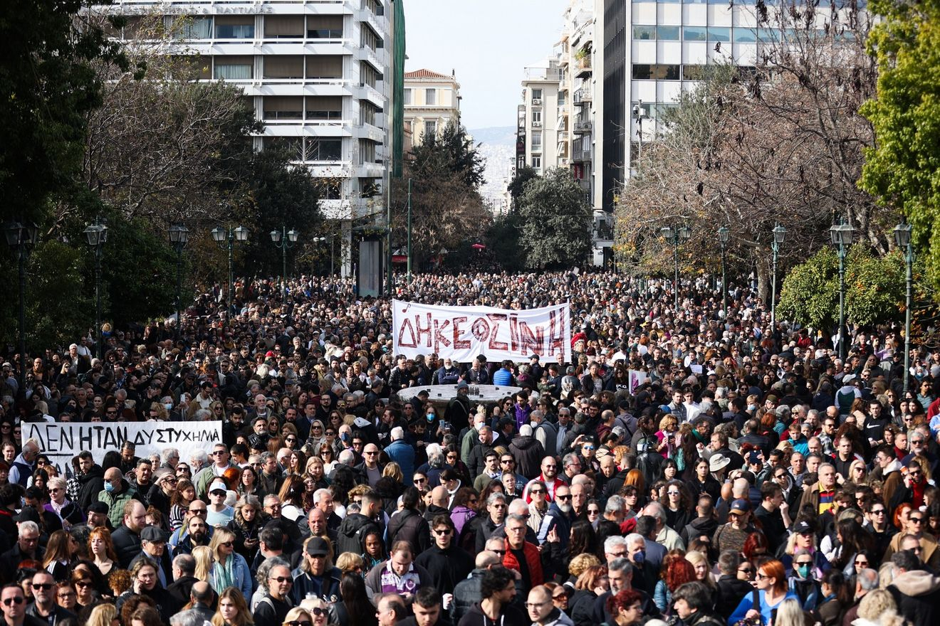 “Δεν έχω οξυγόνο”: Καρέ καρέ οι μεγαλειώδεις συγκεντρώσεις για τα Τέμπη