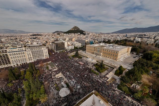 Τέμπη: Σχέδιο επικοινωνιακού “μπαζώματος” για τις πλατείες της οργής