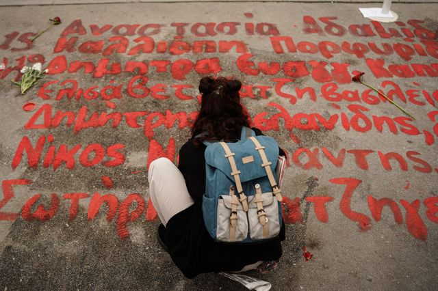 Τα ονόματα των θυμάτων των Τεμπών, έξω από τη Βουλή