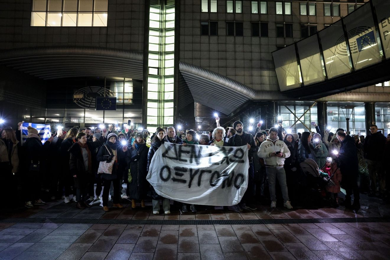 “Δεν έχω οξυγόνο”: Διαμαρτυρία στις Βρυξέλλες για το έγκλημα στα Τέμπη