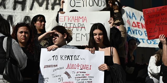 Πειραιάς: Μεγάλο συλλαλητήριο μαθητών και φοιτητών για τα Τέμπη