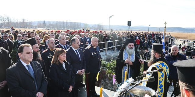 Σακελλαροπούλου: Το φως της αγάπης και της ειρήνης να διαλύσει τα σκότη που απειλούν την ανθρωπότητα