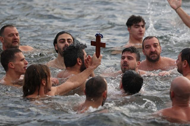 Θεοφάνια: Απρόοπτα κατά τον αγιασμό των υδάτων σε Αθήνα και Θεσσαλονίκη