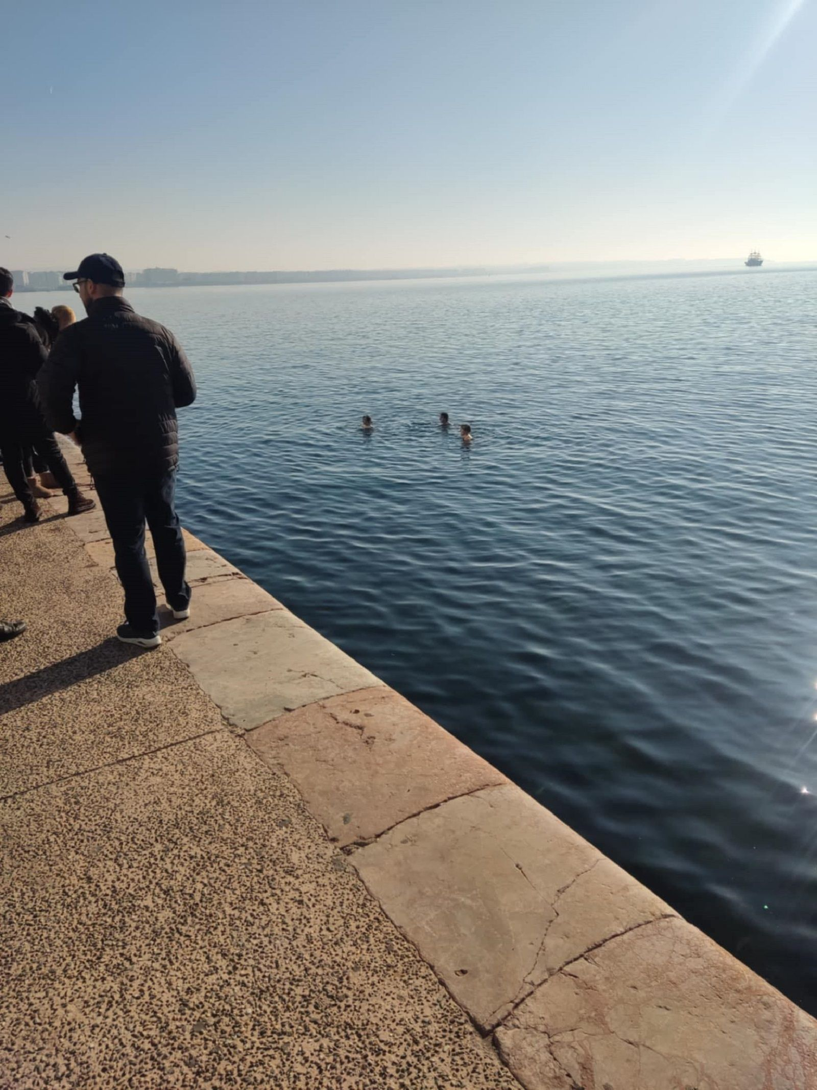 Θεσσαλονίκη: Φοιτήτριες από Πορτογαλία και Βέλγιο βούτηξαν στον Θερμαϊκό