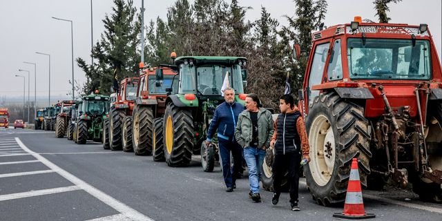 Αγρότες στο μπλόκο της Γυρτώνης Λάρισας