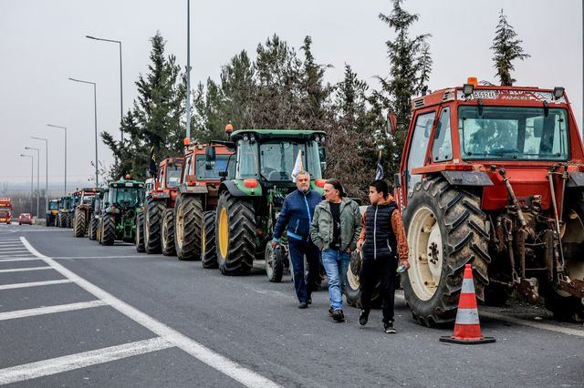 Αγρότες στο μπλόκο της Γυρτώνης Λάρισας