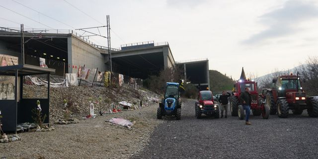 Λάρισα: Οι αγρότες τίμησαν τα 57 θύματα της τραγωδίας των Τεμπών