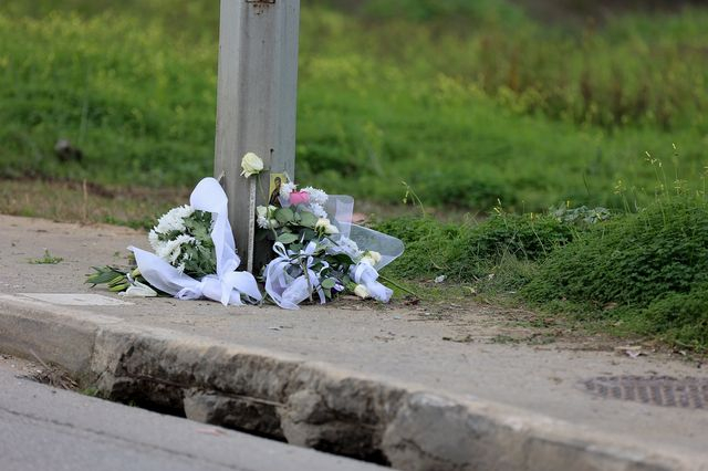 Λουλούδια στον τόπο όπου σκοτώθηκε ο 22χρονος, στην Κρήτη, λόγω τροχαίου