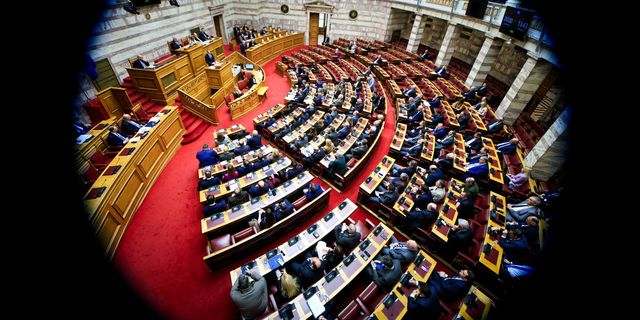 Βουλή: Έντονη αντιπαράθεση για τα Τέμπη και τον θάνατο του Βασίλη Καλογήρου